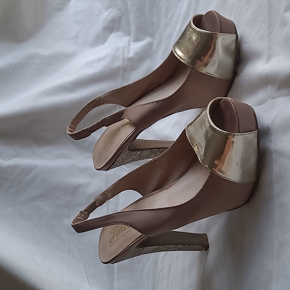 Size 9 beige and gold open toed high heels